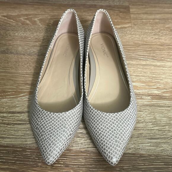 Vionic Lena Lizard Embossed Pointed Toe Flats Taupe Gray Snake Print Size 10 - Picture 2 of 10